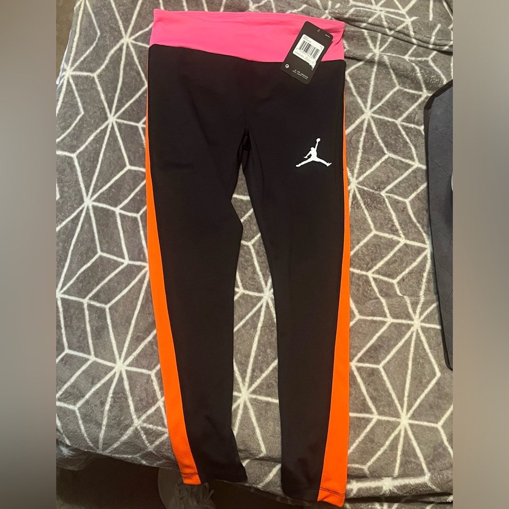 NWT girls Jordan leggings , spandex material